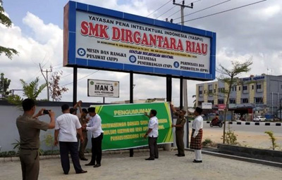 Dua SMK Diduga Tak Berizin di Pekanbaru, Pemprov Riau Pasang Spanduk Peringatan